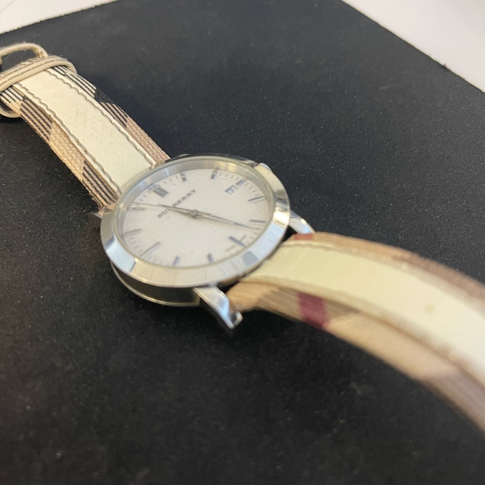 Burberry watch used. Might need battery - Picture 4 of 4